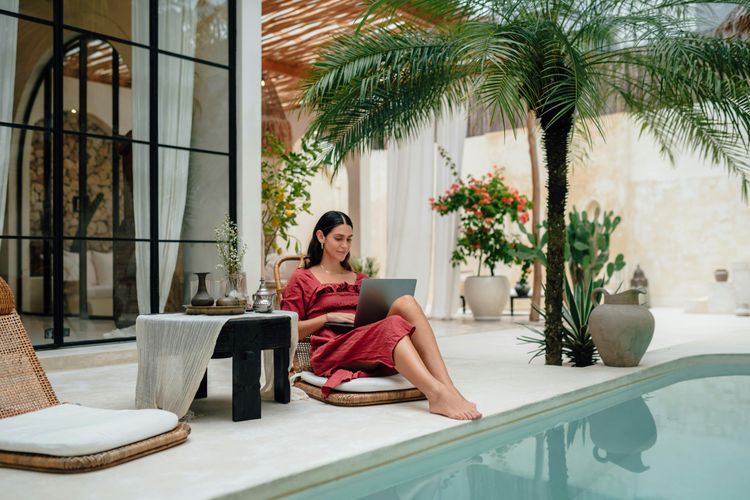 eSIM in the Gig Economy: Best Data Plans for Digital Nomads and Freelancers in 2025